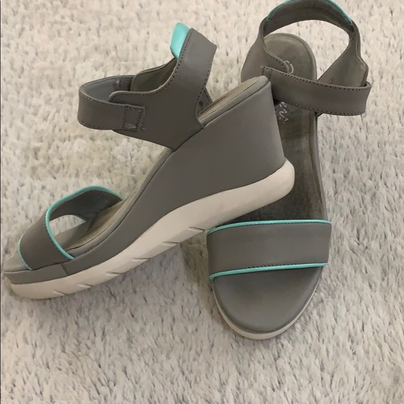skechers memory foam wedge sandals
